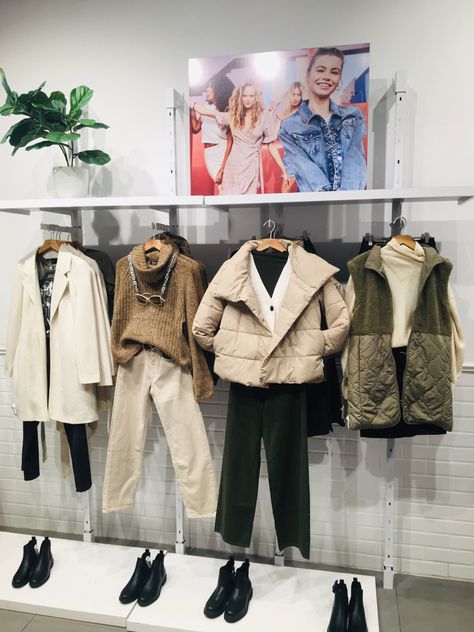 Visual Merchandising Fashion, Visual Merchandiser, Visual Merchandising Displays, Clothing Photography, Merchandising Displays, Shop Display, Retail Design, Visual Merchandising, New Shop