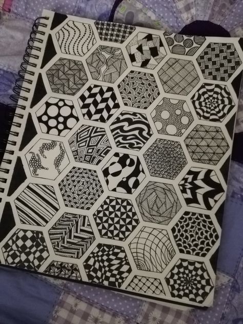 Doodle Art Designs Aesthetic, Hexagon Drawing Ideas, Dark Zentangle Patterns, Doodle Art Patterns Ideas Drawings, Pattern Art Ideas, Trippy Sharpie Art, Geometric Zentangle Patterns, Hexagon Sketch, Zentangle Lesson Plan