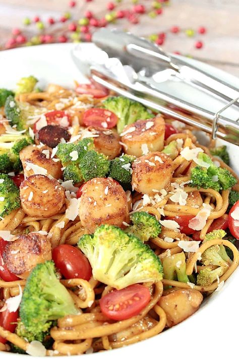 Linguine with Caramelized Scallops - Kudos Kitchen by Renee: Gather your family and friends around a big bowl of Linguine with Caramelized Scallops and Broccoli. It's a feast fit for a king! Scallop Recipes Pasta, Baked Scallops, Caramelized Bacon, Broccoli Pasta, Scallop Recipes, Vegetable Pasta, Broccoli Recipes, Big Bowl, Orange Recipes