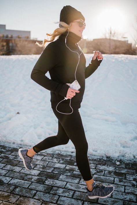 Cold-Weather Workout. Black mock neck pullover+black turtleneck base layer+black sport leggins+grey sneakers+black beanie+black sunglasses. Winter Workout Outfit 2016-17 Workout Outfits Winter, Sport Food, Winter Workout, Winter Running, Workout Outfits, Motivation Fitness, Cold Weather Outfits, Workout Outfit, Outdoor Workouts