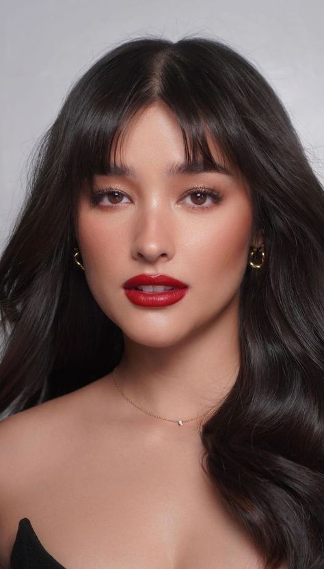 Red Lip Soft Makeup, Graduation Makeup Red Lips, Asian Red Lip Makeup, Red Lipstick Natural Makeup, Simple Red Lip Makeup Look, Red Lipstick Makeup Natural, Simple Red Lip Makeup, Red Lips Bride, Red Lip Bridal Makeup