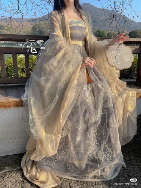 Hanfu Dress Aesthetic, Traditional Dresses Chinese, Hanfu Dress Traditional, Japanese Traditional Outfit, Japanese Traditional Fashion, Japanese Dress Traditional, Aesthetic Hanfu, Hanfu Wedding Dress, Hanbok Aesthetic