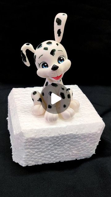 Fondant Dog Topper, Fondant Figurines Tutorials, How To Make Fondant Animals, Fondant Dog Tutorial, Fondant Doll, Dough Flowers, Dog Tutorial, Clay Dogs, Fondant Figurine