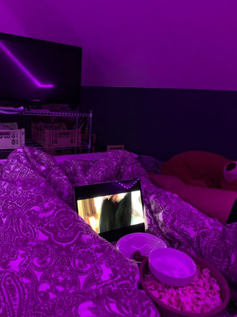 Aesthetic movie night sleepover with friends 🫶🏼✈️🌺🫐🌃🎞 Online Movie Night With Friends, Hanging With Friends Snap, Cosy Movie Night Aesthetic, Movie Night With Bestie, Sleepover Aesthetic Night, Aesthetic Movie Night, Movie Night Sleepover, Ideas Sleepover, Sleepover Aesthetic