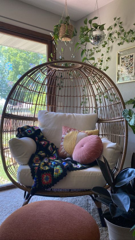 Cottagecore Chair, Hanging Chair In Bedroom Aesthetic, Modern Hippie Decor, Egg Chair Bedroom, Peacock Chair Bedroom, Hippie Apartment Aesthetic, Wicker Egg Chair Bedroom, Bean Bag Chair Hippie, Hawaii Apartment