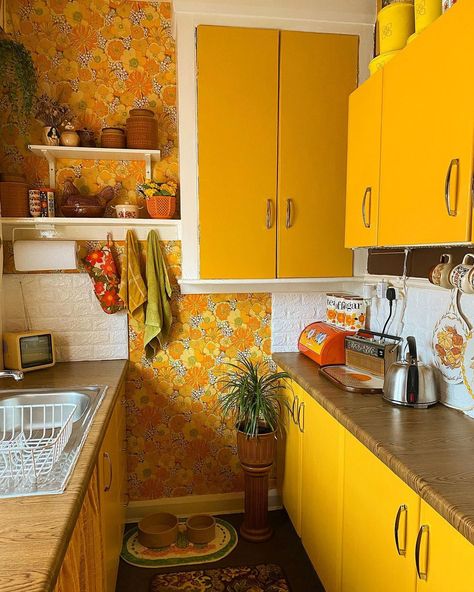 60s Inspired Kitchen, 70s Farmhouse Decor, 70s Themed Kitchen, Cabin Kitchens Ideas, 70s Kitchen Aesthetic, 70s Style Kitchen, Cabin Kitchen Ideas, Log Cabin Kitchen Ideas, Retro Kitchen Ideas