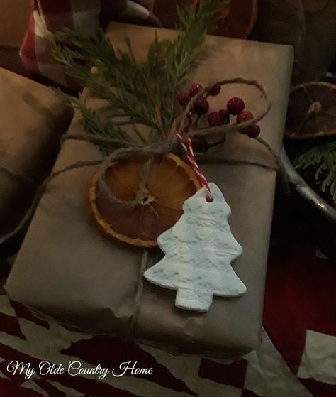 Primitive Gift Wrapping Ideas, Rustic Christmas Present Wrapping, Christmas Brown Wrapping Paper Ideas, Christmas Gift Wrapping Ideas Brown Paper Red Ribbon, Primitive Pencil Christmas Tree 9’, Gift Wrapping Station, Holiday Wrap, Prim Christmas, Christmas Time Is Here