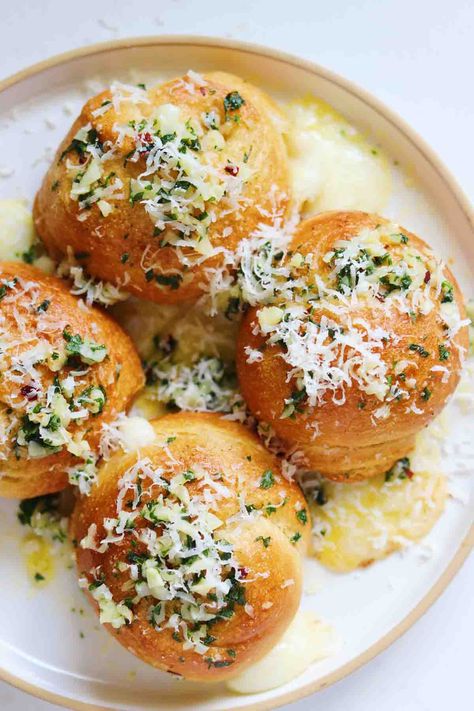 Crescent Dough Appetizers, Crescent Roll Garlic Knots, Pillsbury Crescent Roll Recipes, Roll Dough Recipe, Cottage Cheese Smoothie, Cottage Cheese Desserts, Garlic Knots Recipe, Garlic Rolls, Garlic Knots