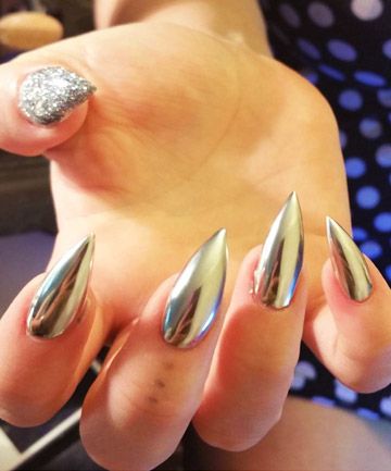 Silver Lining Chrome Pointy Nails, Chrome Stilletos Nails, Silver Pointy Nails, Pointy Silver Nails, Sharp Silver Nails, Silver Stilletos Nails, Sharp Stiletto Nails, Grey Stilleto Nails Design, Stilleto Nails Silver