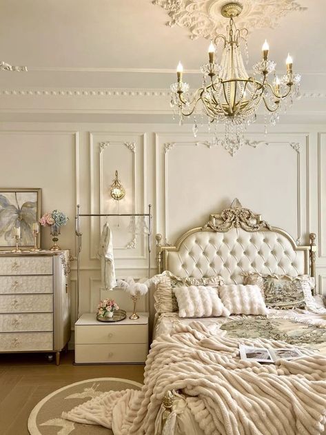 Aesthetic Princess Bedroom, Room Inspo Antique, Fancy Vintage Bedroom, French Interior Design Parisian Style Bedroom, Old Money Room Inspo Bedroom, Off White Bedroom Ideas, Fancy Room Ideas, Bedroom Ideas Princess, Bridgerton Bedroom Aesthetic