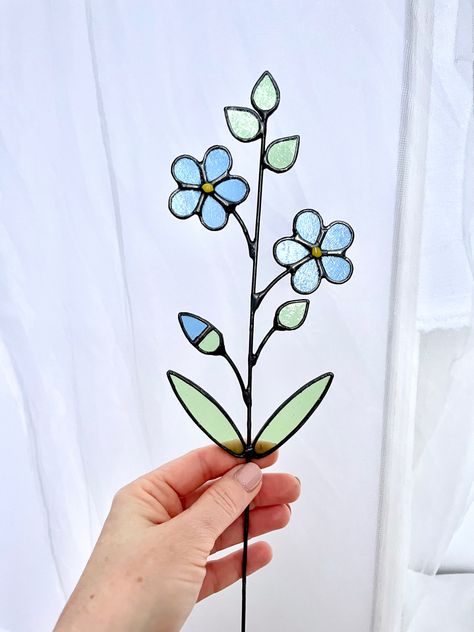 Stained Glass Plant Stakes, Stained Glass Flower, Diy Stained Glass Window, Stained Glass Gifts, Stained Glass Flowers, Stained Glass Diy, Faux Stained Glass, Stained Glass Crafts, Glass Artwork