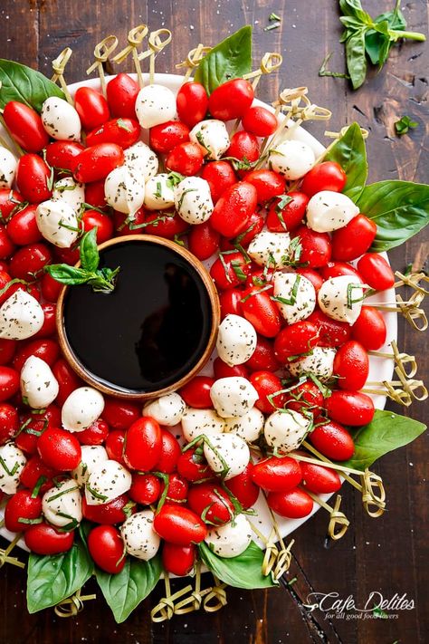 Caprese Salad Christmas Wreath is a festive and healthy appetiser for your Christmas table! Only 5 minutes to make this beautiful appetizer! Caprese Salad Christmas, Salad Christmas, Caprese Skewers, Buffalo Cauliflower, Penny Pincher, Veggie Tray, Holiday Appetizers, Snacks Für Party, Hors D'oeuvres