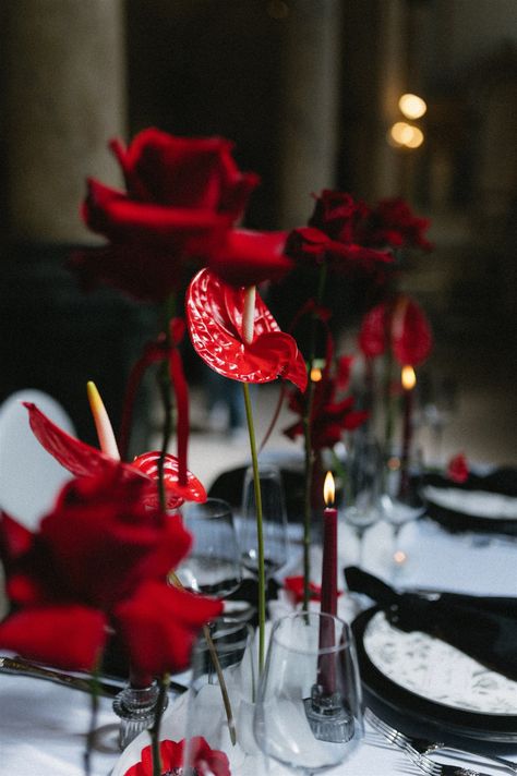 An elegant table setting with bold floral arrangements at Theatre Cartier. Red Ikebana, Ikebana Flowers, Elegant Table Decorations, Wedding Table Setup, Red Wedding Theme, Red Wedding Flowers, Birthday Dinner Party, Wedding Elements, Editorial Shoot