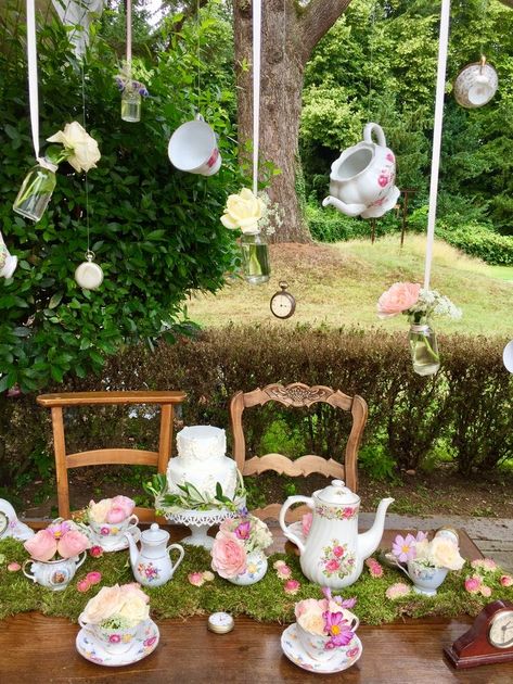 Wonderland Party Theme, Vintage Photobooth, Onederful Birthday, Wonderland Party Decorations, Alice In Wonderland Tea Party Birthday, Onederland Birthday Party, Fairy Tea Parties, Alice Tea Party, Alice In Wonderland Wedding