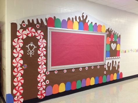 Gingerbread house bulletin board/wall from my classroom Gingerbread House Bulletin Board Preschool, Gingerbread Theme Bulletin Board, Gingerbread House Wall Decor, Gingerbread Board Ideas, Gingerbread Christmas Bulletin Board, Gingerbread Christmas Decor School, Gingerbread Decorations For School, Ginger Bread Bulletin Board Ideas, Christmas Bulletin Board Kindergarten