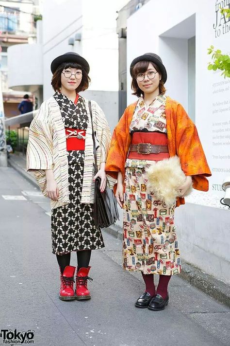 [Modern kimono style] Kimono Modern, Traditional Japanese Clothing, Japan Fashion Street, Modern Kimono, Harajuku Fashion Street, Mode Kimono, Japanese Clothing, Yukata Kimono, Harajuku Girls