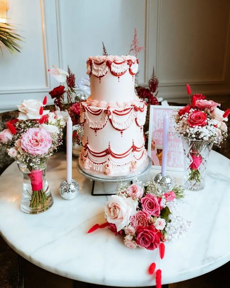 A little bit French neoclassical, a little Victorian and a little bit 80s, these Vintage-Inspired Lambeth Buttercream Wedding Cakes are one of our favourite 2024 Wedding Trends! 🍰✨ Click the link in our bio for more kitschy wedding cakes: https://brnw.ch/21wL8Sk Pic 1: @lila.cakeshop Pic 2: @sosacphoto Pic 3: @megankelly.studio Pic 4: @lila.cakeshop Pic 5: @yassmina.cakes #onefabday #LambethButtercreamWeddingCakes # kitschyweddingcakes #caketrends #weddingcake Kitschy Wedding, Buttercream Wedding Cakes, 2024 Wedding Trends, Wedding Planning Boards, Retro Diy, French Neoclassical, Buttercream Wedding Cake, Las Vegas Elopement, Cake Trends