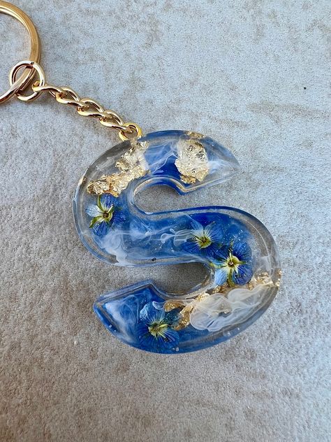 Beautiful blue resin keychain with real dry flowers and golden details. Resin tuorials on my insta @creative.bec #resin #reisnart #handmade #aesthetic #tutorial #instagram #epoxy #keychain #forgetmenot Blue Resin Keychain, Resin Art Keychain Ideas, Aesthetic Tutorial, Epoxy Keychain, Handmade Aesthetic, Resin Keychain, Resin Clay, Dry Flowers, Diy Resin Art