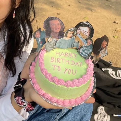 Harry Styles Bday Gift, Harry Styles Inspired Birthday Cake, Harry Birthday Cake, Harry Styles 21st Birthday Sign, Birthday Cakes Harry Styles, Harry Styles Cakes Ideas, Harry Styles Themed Birthday Cake, Harry Styles Cake Aesthetic, 1d Birthday Cake