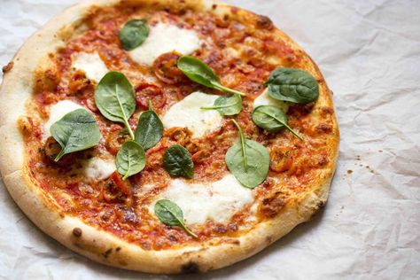 Fancy Pizza, Crispy Pizza Crust, Crispy Pizza, Calzone Pizza, Easy Weekday Meals, Artisan Pizza, Making Homemade Pizza, Grilled Pizza, Flatbread Pizza