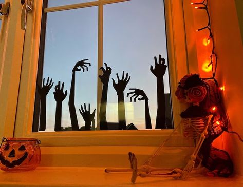 Porta Halloween, Halloween Window Display, Pelottava Halloween, Halloween Window Decorations, Halloween Office, Halloween Decor Diy, Halloween Fest, Casa Halloween, Homemade Halloween Decorations