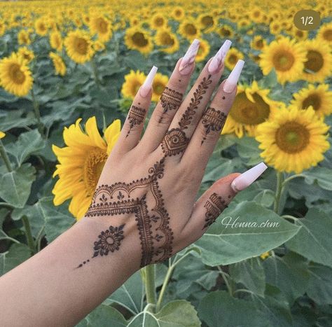 Simple Floral Mehndi Designs, Minimalistic Mehendi, Tattoo Designs Hand, Henna Designs Flower, Mehandi Design For Hand, Palm Henna Designs, Cute Henna Designs, Cute Henna Tattoos, Henna Designs Wrist