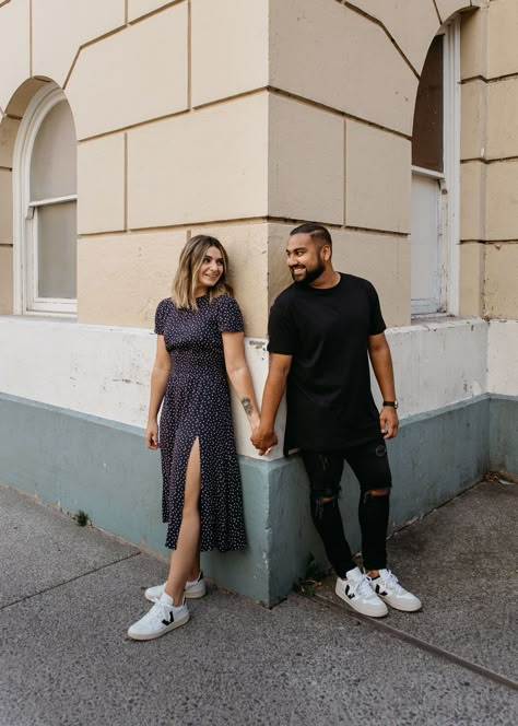 Non Romantic Couple Photos, Couple Photoshoot Poses Downtown, Couple Poses On Street, His And Her Photoshoot, Downtown Couple Pictures, Couple In City Photography, Couples Photoshoot Poses Aesthetic, Couple Photography Poses In The City, Urban City Couple Photoshoot