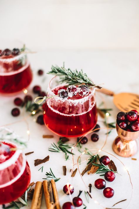 This Mrs. Claus cocktail is filled with things that totally make me envision what Mrs. Claus would drink. Like, this is her cocktail like margaritas are my cocktail. It’s a sweet, tarty, spicy and very colorful!  This easy Christmas cocktail is a blend of cranberry juice, whiskey, cinnamon sticks and more! A perfect Christmas Cocktail! Christmas Cocktail In Ornament, Christmas Whisky Cocktails, Creative Christmas Recipes, Simple Christmas Cocktails, Cranberry Christmas Cocktail, Cranberry Holiday Cocktail, Christmas Cocktails Easy, Cocktail Christmas, Cocktail Fruit