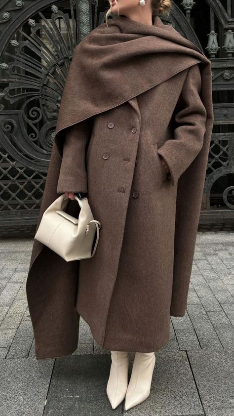 Runway Business Fashion, Classy Winter Outfits, Denim On Denim, Brown Coat, Abayas Fashion, Looks Chic, 가을 패션, Mode Inspiration, Winter Fashion Outfits