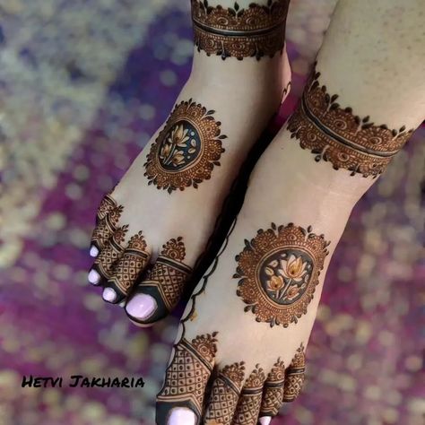 Bridal Mehndi Foot Designs, Lag Mehndi Design Simple, Mehendi Leg Design, Bridal Mehndi Designs For Foot, Lag Mehndi Design, Legs Mehndi Design Bridal, Foot Mehandi Designs, Foot Mehndi Designs Simple, Bridal Feet Mehndi Designs