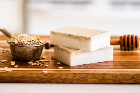 Honey Oatmeal Soap Recipe Oatmeal Soap Recipe, Cleansers For Sensitive Skin, Homemade Oats, Shea Butter Soap Recipe, Vanilla Oatmeal, Milk Soap Recipe, Natural Soaps Recipes, Soap Suds, Easy Soap Recipes