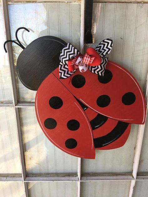 Spring Door Decoration, Spring Wood Crafts, Spring Door Hanger, Wood Yard Art, Wood Door Hanger, Ladybug Crafts, Spring Decorations, Geek Decor, Wood Door Hangers