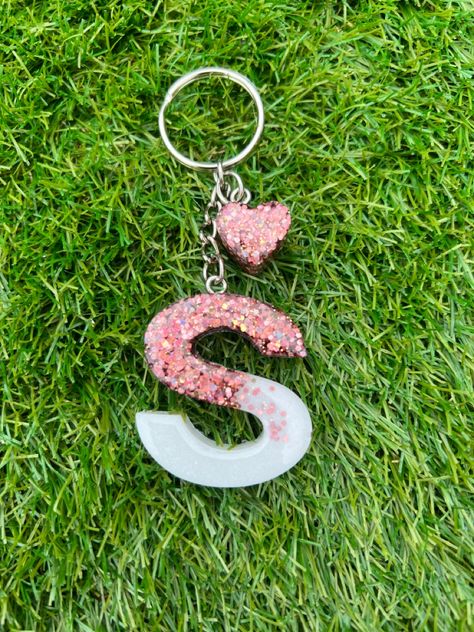 Letter Resin Keychain, Initial Keyring, Letter Resin, R Letter, S Logo Design, Resin Crafts Tutorial, Diy Resin Projects, Resin Keychain, Diy Epoxy