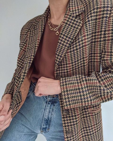 Plaid Coordinates Outfit, Outfits With Plaid Blazer, Menswear Blazer Outfit Women, Brown Plaid Blazer Outfit Casual, Blazer Plaid Outfit, Lesbian Blazer Outfit, Autumn Blazer Outfit, Stripes Outfit Korean, 70s Blazer Outfit