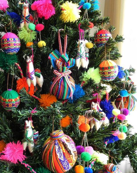 Mexican Christmas Decorations, Mexico Christmas, Christmas Tree Decorating Ideas, Boho Christmas Tree, Tree Decorating Ideas, Diy Outfits, Retro Christmas Decorations, Christmas Tree Decorating, Bohemian Christmas