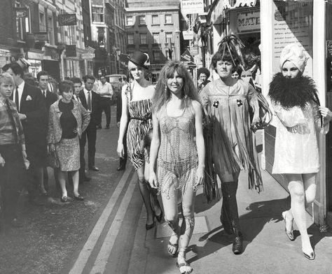 26 amazing photos of Carnaby Street in the swinging Sixties and Seventies | London Evening Standard Vintage Fashion 1960s, Swinging London, Swinging 60s, Carnaby Street, Fashion 1960s, London History, Swinging Sixties, Trendy Boutique, Old London