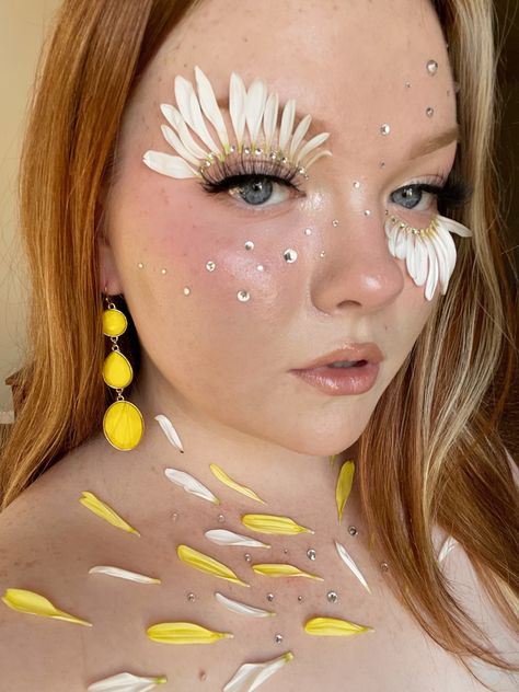 Flower petal makeup 🌸 @/jadaawalker on instagram Petal Eye Makeup, Flower Makeup Looks Easy, 3d Flower Makeup, Spring Costume Ideas, Flower Face Makeup, Flower Costume Makeup, Flower Petals Makeup, Dandelion Makeup, Daisy Makeup Look