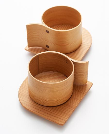 "Alpha" wooden tea set from Japan. The incredible curve design is made by hot water! Wooden Tea Set, Wooden Cups, Design Japonais, Tanah Liat, Japanese Design, Wooden Bowls, Objects Design, Cups And Mugs, Wood Design