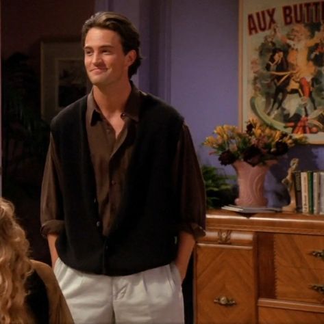 Chandler Bing Haircut, Martin Show 90s Outfits, Matthew Perry 90s Aesthetic, Chandler Friends Outfits, Chandler Outfits, Chandler Bing Outfits, Ideal Appearance, Recital Outfit, Therapist Outfit