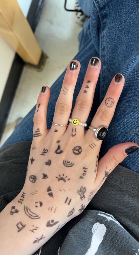 Drawings On Hands Pen Aesthetic, Cool Hand Tattoos With Pen, Hand Pen Tattoo Ideas, Hand Doodles Sharpie Aesthetic, Hand Pen Tattoo, Skeleton Pen Hand, Hand Tattoos With Pen, Pen Tattoo, Hand Doodles