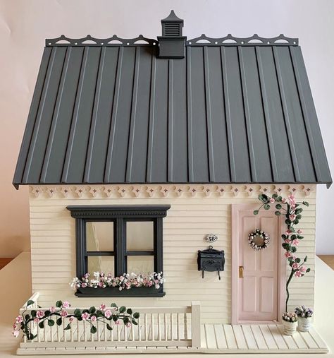 Custom Dollhouse, Dollhouse Design, Pottery Houses, House Shed, Doll House Plans, Dollhouse Projects, Victorian Dollhouse, Cardboard House, Modern Dollhouse