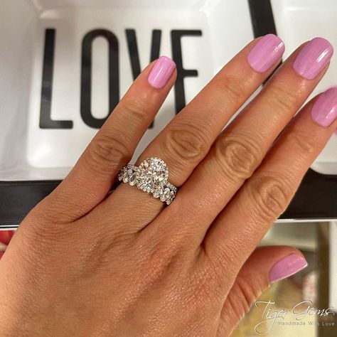 Oval Halo With Wedding Band, Oval Halo Engagement Ring Solid Band, Halo Oval Engagement Ring With Wedding Band, Halo Oval Wedding Ring Set, Oval Halo Wedding Band, Oval Halo Engagement Ring And Band Stack, Large Wedding Rings, Engament Rings, Celebrity Rings