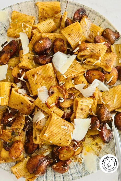 Balsamic Mushroom Pasta that tastes absolutely phenomenal! Everything you need from a meal in one bowl, sensationally delicious, and easy to prepare. Olive oil and butter coated mushrooms with balsamic vinegar in a creamy garlic and fresh thyme sauce, finished with parmesan shavings, sea salt and fresh black pepper. #mushroompasta #easypastarecipe #pastawithmushroom #pastawithbalsamic #balsamicrecipes #mushroomrecipes #pastadinnerideas #pastadinner #bestpastarecipe #easypastarecipe # Balsamic Mushroom Pasta, Olive Oil Noodles, Balsamic Mushroom, Thyme Sauce, Balsamic Pasta, Balsamic Glaze Recipes, Balsamic Mushrooms, Mushroom Recipes Pasta, Taste Food