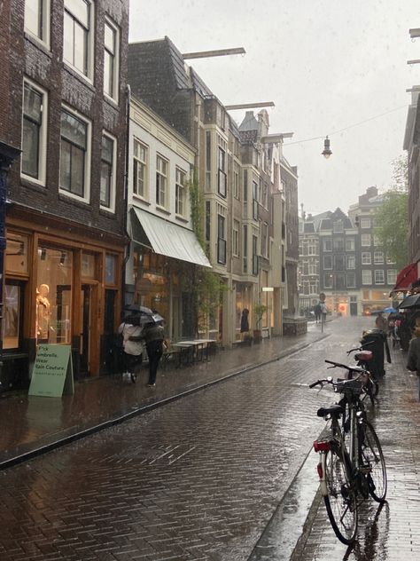 Amsterdam Rainy Day, Amsterdam City Aesthetic, Amsterdam Apartment Aesthetic, Living In Amsterdam Aesthetic, Amsterdam People, Amsterdam Places To Visit, Rainy Amsterdam, Fall In Amsterdam, Amsterdam November