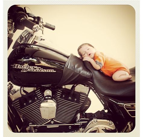 Harley Davidson Baby ~ great idea for photographers Newborn Harley Davidson Pictures, Harley Davidson Baby Shower Ideas, Harley Baby, Infant Photos, Moto Harley Davidson, Harley Davidson Baby, Punk Baby, Newborn Photography Boy, Harley Motorcycle