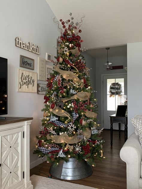 Rustic Country Christmas Tree Ideas, Country Christmas Tree Ideas, Pencil Tree Decorating Ideas, Farmhouse Tree Topper, Christmas Tree Rustic, Western Christmas Tree, Gnome Tree, Christmas Tree Decorations Ribbon, Country Christmas Trees