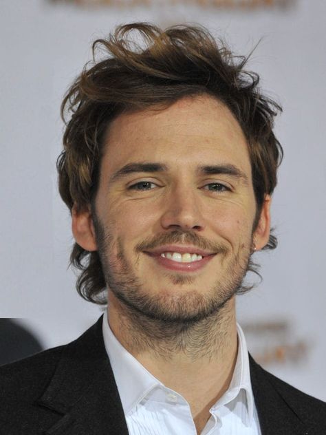 Sam Claflin’s Messy Curly Style - Sam Claflin’s messy hairstyle goes all-out with both style and length. This style will satisfy the guys who like to keep their hair longer without sacrificing elegance.Here’s yet another tousled hairstyle that’s popular among the celebrity crowd, as you can see in this list. Claflin’s hair is full and messy at the same time, and his naturally wavy/curly hair gives extra movement to the style. If you like long hair and have wavy or curly hair, this is the style f Naturally Wavy Curly Hair, Oc Development, Mens Wavy Haircuts, Brown Hair Male, Messy Hairstyle, Wavy Or Curly Hair, Hair References, Boy Haircuts, New Hairstyles