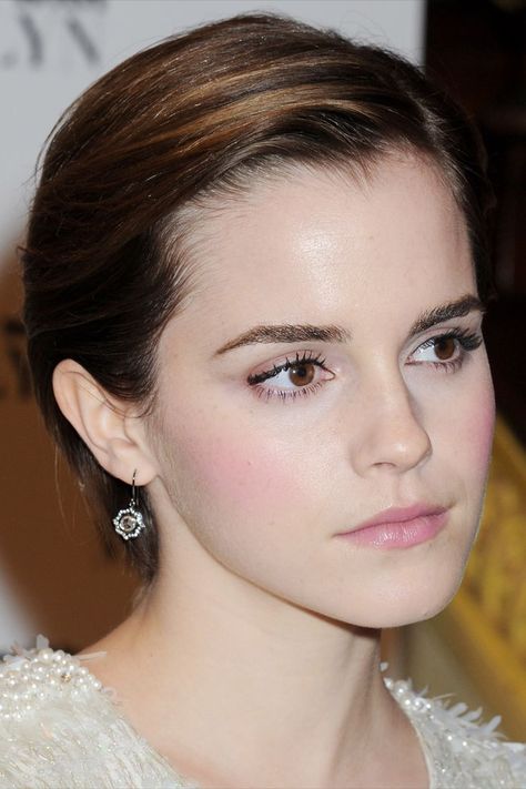 TikTokers have begun experimenting with purple blush, rendering cool-toned blushes a hot-ticket item both on TikTok and in stores. Emma Watson Makeup, Pale Skin Makeup, Fair Skin Makeup, Pale Makeup, Glow Skin, Braut Make-up, Bridesmaid Hairstyles, Pale Skin, Fair Skin