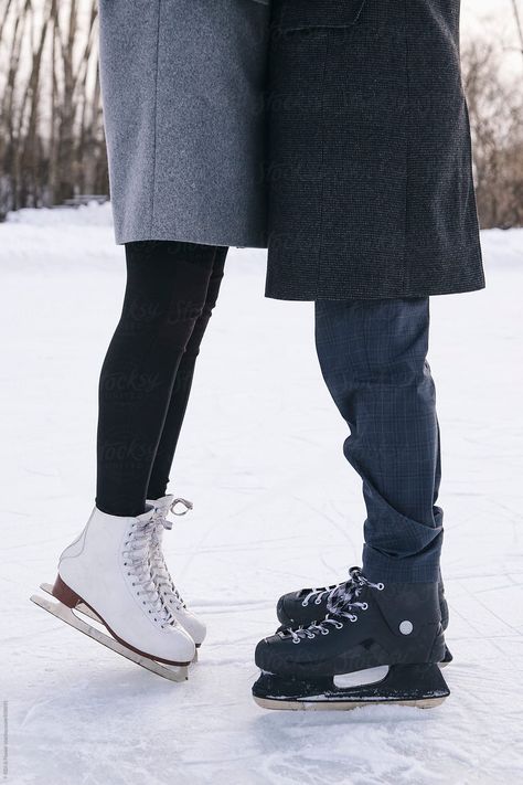 Ice Skating Photography, Winter Couple Pictures, Winter Skating, Skating Pictures, Skate Photos, Themed Photography, Winter Portraits, Cozy Coffee Shop, Winter Engagement Photos