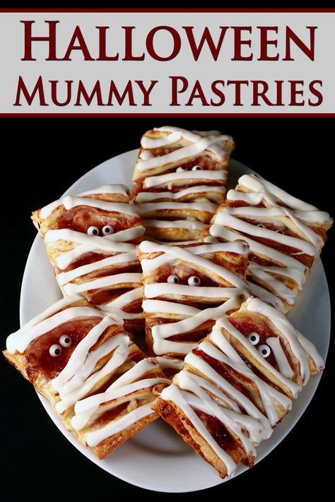 Mummy Pastries Puff Pastry Mummies, Mummy Pastries, Mummy Dessert, Halloween Pastries, Pastry Snacks, Strawberry Puff Pastry, Mummy Treats, Cheese Danishes, Pumpkin Mummy